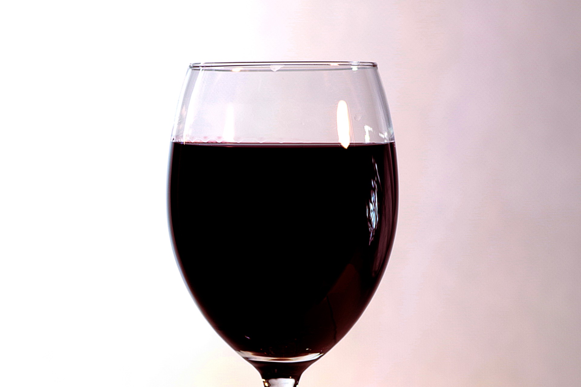 Чашу полную вина. Бокал вина. Бокал красного вина. Винные бокалы большие. Стакан с вином.