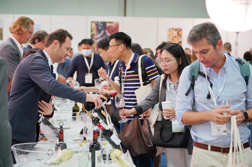 Riverland winemakers reach for new markets at Vinexpo Asia